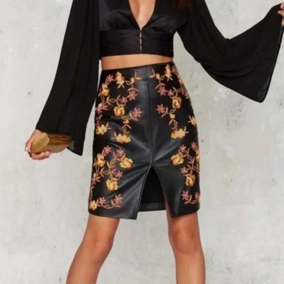 🍂 🍁 Black Leather Floral Leaves Embroidered Pencil Skirt with Center Slit - Picture 3 of 15